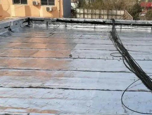 南京市卫生间漏水维修公司分享下南京市屋面楼顶防水刚性防水层施工要点。